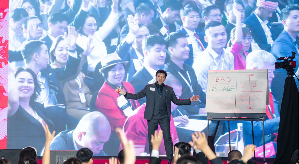 Kỹ Năng Bán Hàng: Cách Khiến Khách Tự Mua Không Cần Ép